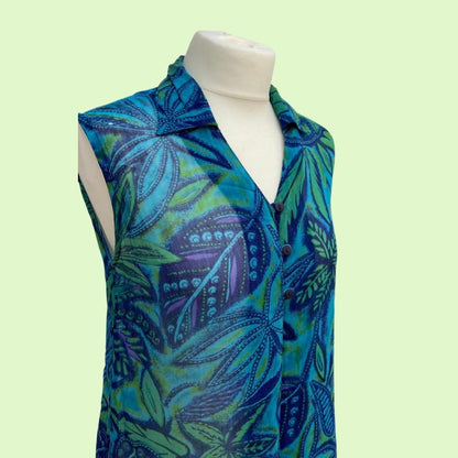 Viscose bold print sleeveless shirt.